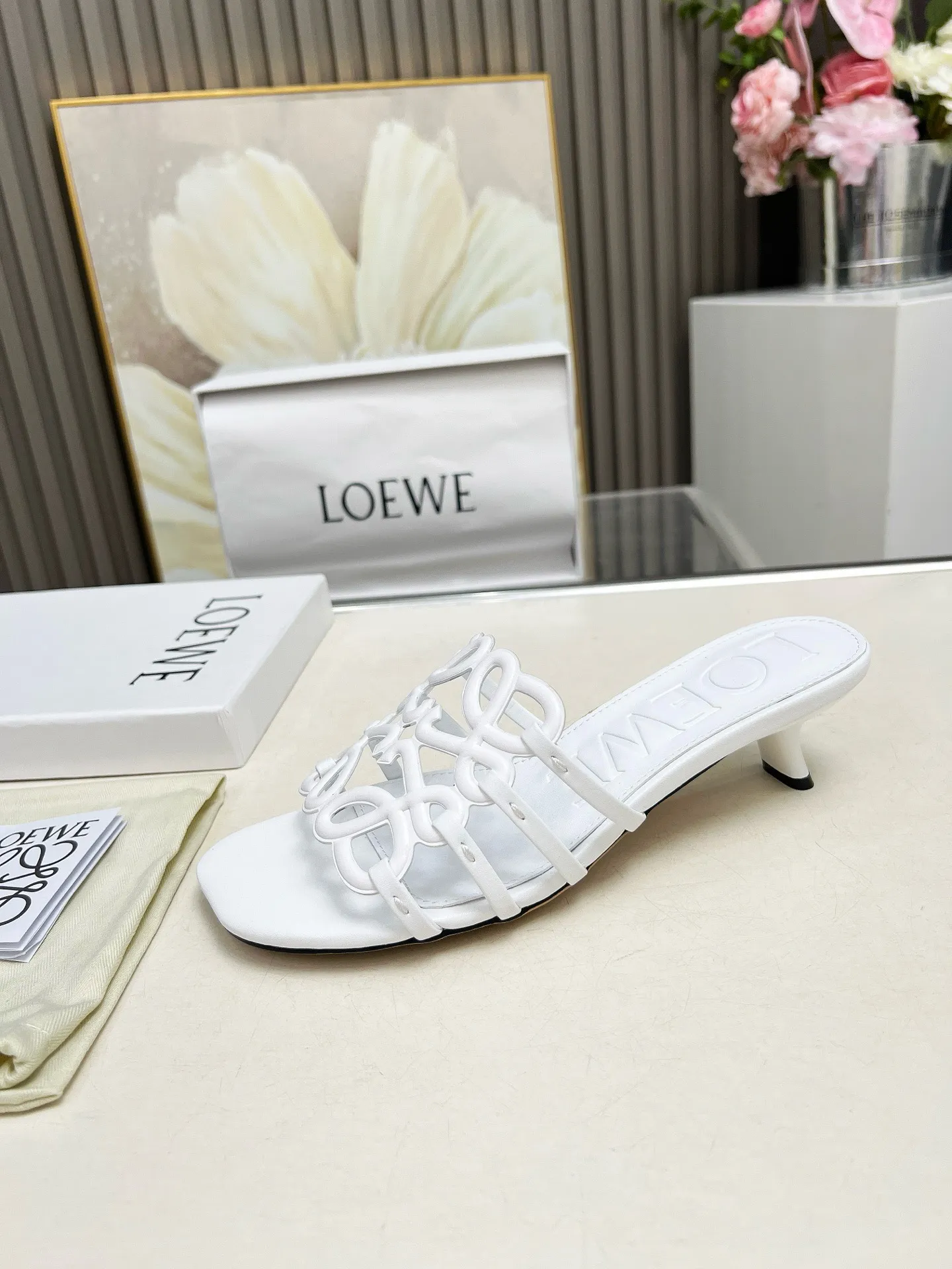 👟👟Ex-factory price 500👟👟 LOEWE 2025 SS summer limited edition hollow slippers, it is a very comprehensive noble fashion brand, highly recommended to all little fairies.   1⃣️Material: Imported cowhide 2⃣️Inner lining: Imported Italian lambskin, super soft and delicate 3⃣️Outsole: Imported Italian original original color genuine leather outsole Heel height 4.5 4⃣️Code number: 35 to 39 (40.41.42.43. Customized)